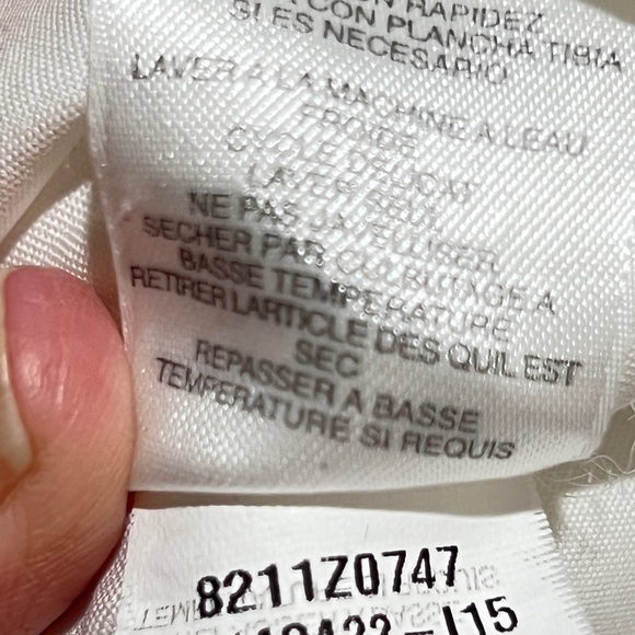 Elegant White Sleeveless Blouse - Picture 5 of 8